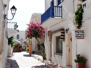 Idyliische Gasse im typisch wei�-blauen Griechenland-Style
