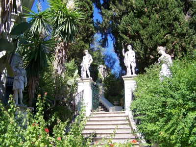 Garten auf Korfu voll griechischer Statuen