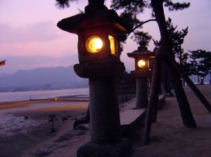 Charmante Abendbeleuchtung an einem Strandweg in Japan