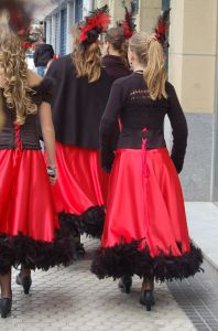 Junge Spanierinnen zum Karneval