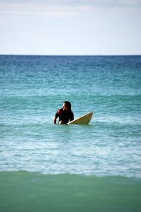 West Coast: Surfer vor der Küste von Kalifornien, USA