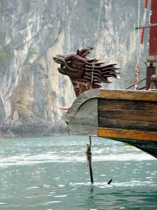 Dschunke in der vietnamesischen Halong-Bucht