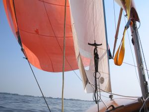 Farbenspiel an Bord eines Segelschiffes
